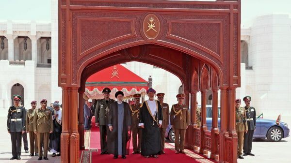 Cumhurbaşkanı Reisi, Umman Sultanı tarafından resmi törenle karşılandı