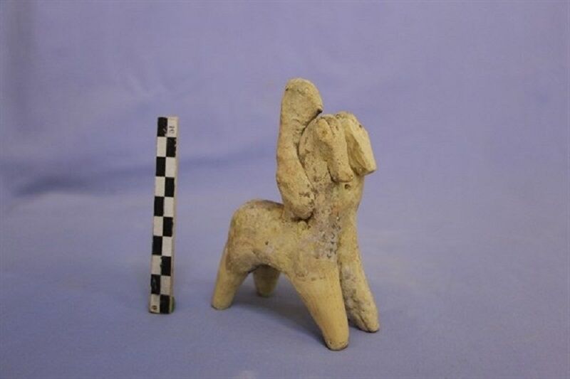 Şuş şehrinde bir kil at heykelciği bulundu