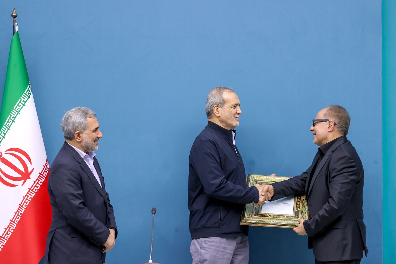 Pezeşkiyan: İran’a sevgisi, bilgisi ve motivasyonu olan herkes sahaya inmeli